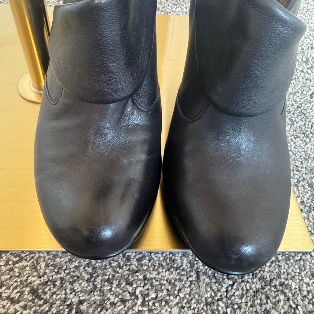 Sofft Women's Size 7M Freeda Black Leather Closed Toe Slip On Ankle Booties - Picture 3 of 11